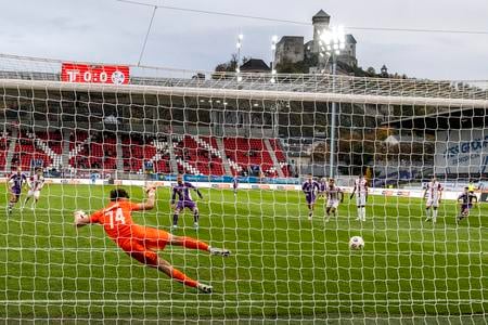 Šimon Šmehyl (v pozadí uprostred) prekonáva z jedenástky trenčianskeho brankára Alexa Húdoka v zápase 12. Kola Niké Ligy AS Trenčín - KFC Komárno 25. októbra v Trenčíne.