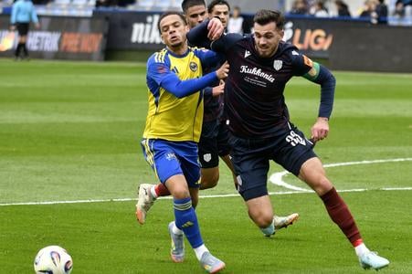 Na snímke zľava Kai Brosnan (Michalovce) a Taras Kacharaba (DAC) v zápase 12. kola futbalovej Niké ligy MFK Zemplín Michalovce - FC DAC 1904 Dunajská Streda.