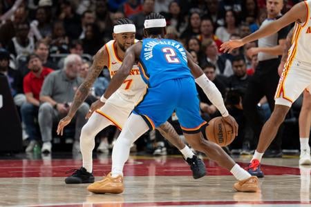 Hráč tímu Atlanta Hawks Nickeil Alexander-Walker (vľavo) sa snaží brániť hviezdu Oklahoma City Thunder Shaia Gilgeousa-Alexandra.