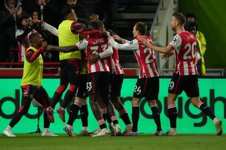 Hráči Brentfordu sa radujú z gólu v zápase 9. kola anglickej Premier League FC Brentford - FC Liverpool v Londýne.