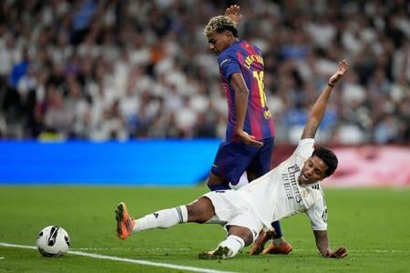 Rodrygo z Realu Madrid padá po súboji s barcelonským Laminom Yamalom. El Clasico malo aj tentoraz dramatickú zápletku.