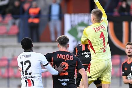 Brankár Ťapaj si zráža loptu do vlastnej siete.