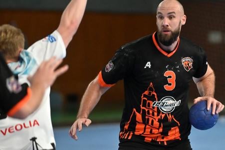 Na snímke vpravo Patrik Hruščák (Košice) počas zápasu v hádzanej mužov 8. kolo Niké Handball Extraligy HK Košice - ŠKP Bratislava.