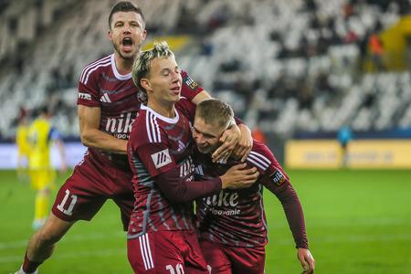 Gólová radosť hráčov Podbrezovej v zápase v Košiciach. Vpredu sprava Roland Galčík, Radek Šiler a za nimi Matúš Marcin. Košice prehrali s Podbrezovou v 12. kole Niké ligy 2:4.