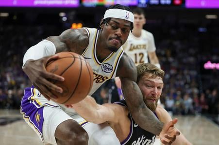 Jarred Vanderbilt (vľavo) z LA Lakers bojuje o loptu s Domantasom Sabonisom zo Sacramenta.