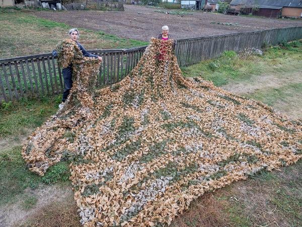Irina a jej vnučka Darina s maskovacou sieťou