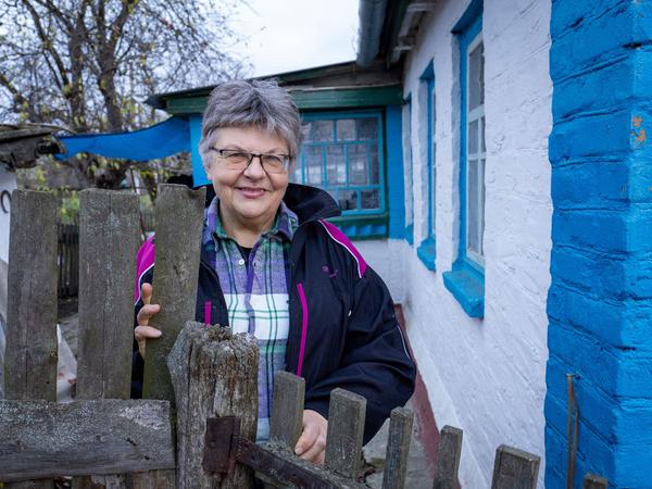 Irina Sidorenko pred domčekom v Kutsivke