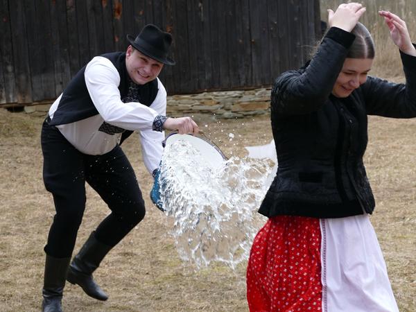 Folklore ensemble (FS) Lysec showed traditions and habits in the Museum of Slovak Village (SNM) on Sunday before Easter.