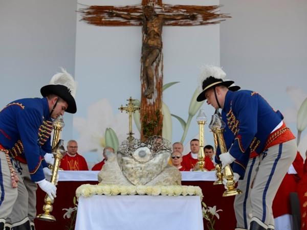 The beatification of Anna Kolesárová, Sep 2018, Košice, bringing the reliquary.