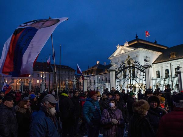 The crowd gathered in front of the Presidential Palace.