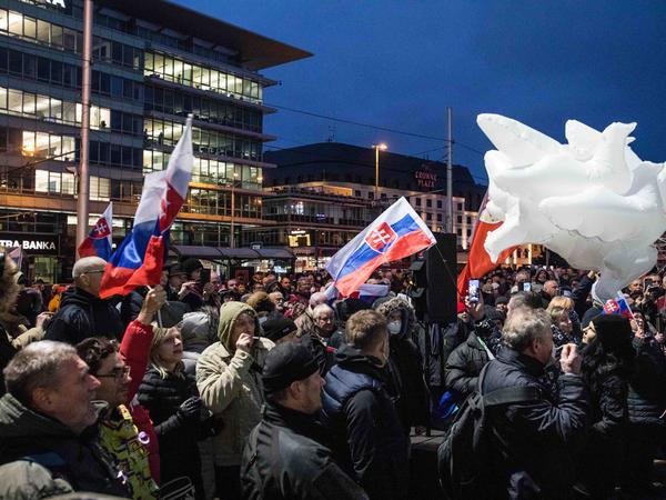 The crowd gathered in front of the Presidential Palace, many of participants not wearing masks.