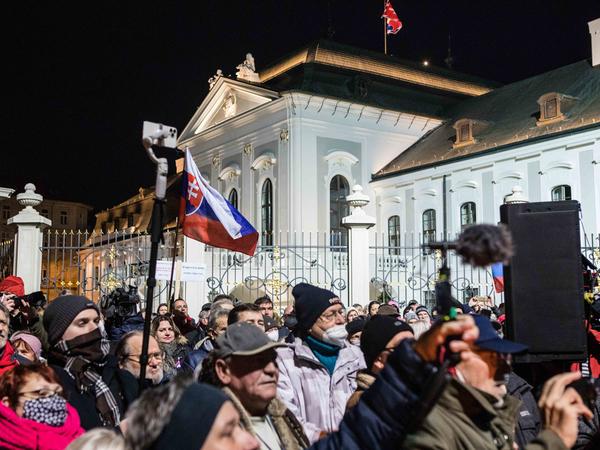 The crowd gathered in front of the Presidential Palace.