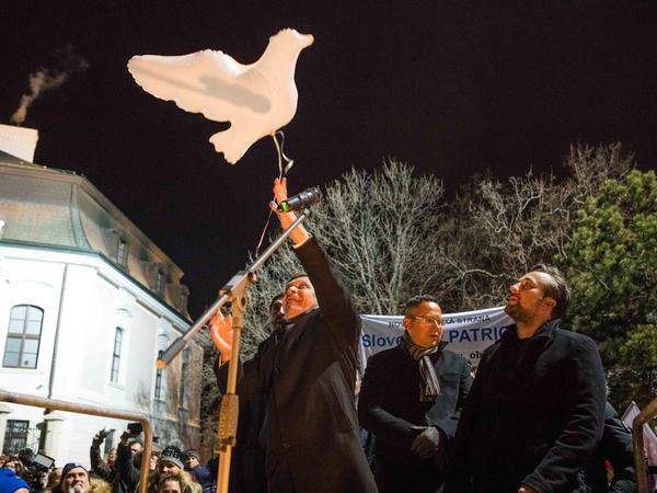 Smer brought balloon doves that should represent peace.