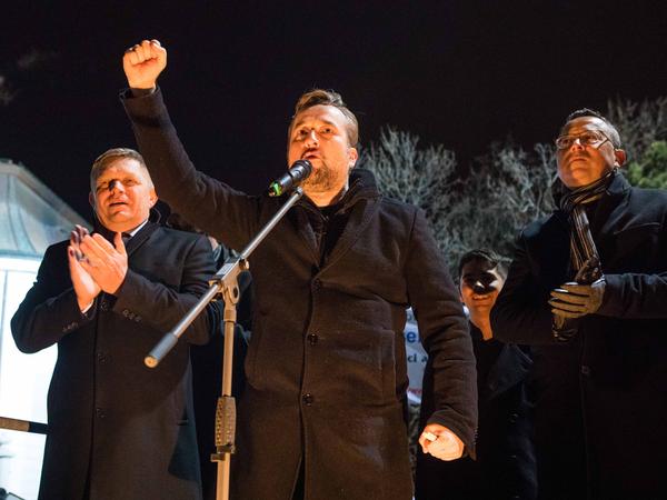 Smer MP Ľuboš Blaha (centre), together with Smer chair Robert Fico (l) and another Smer MP Ladislav Kamenický (r).