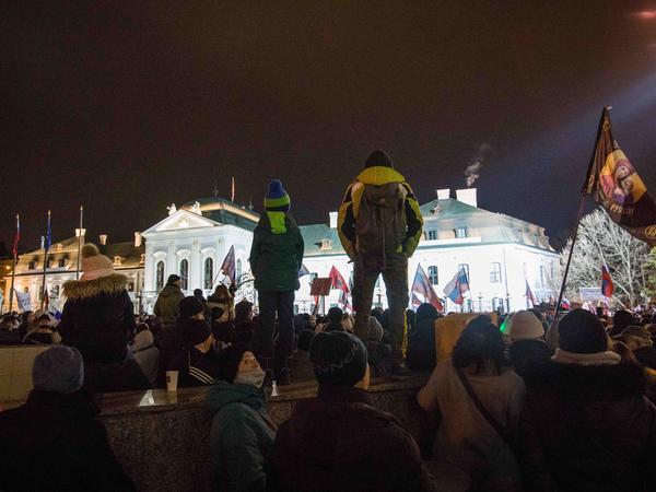 The crowd gathered in front of the Presidential Palace.