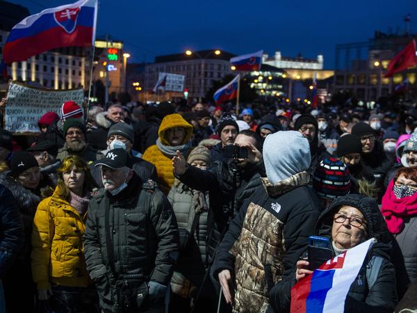 The crowd gathered in front of the Presidential Palace.