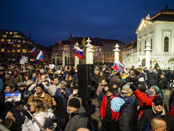 The crowd gathered in front of the Presidential Palace.