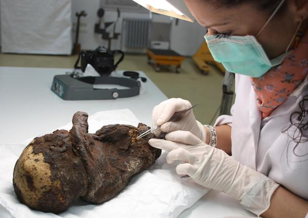Paleontologička odoberá vzorky z múmie