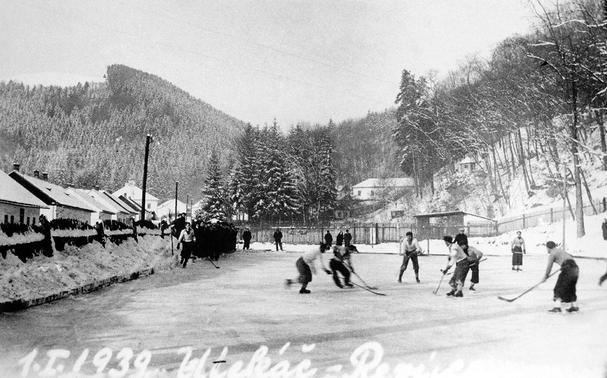 V Utekáči sa hrával aj hokej. Rok 1939, zápas medzi Utekáčom a Revúcou