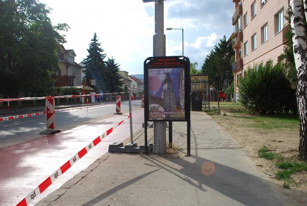 Uzučký chodník pre stovky cestujúcich a miestnych obyvateľov.