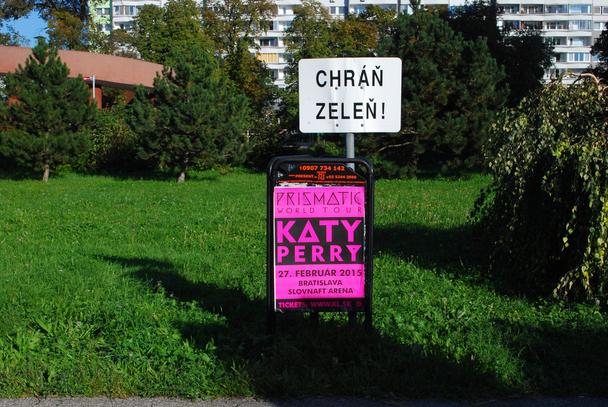 Chráň zeleň.