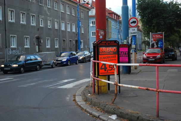 Dve reklamné veže.