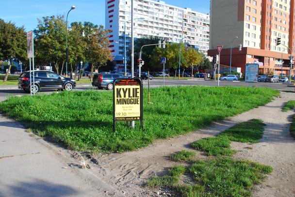V zeleni okolo pouličného osvetlenia.