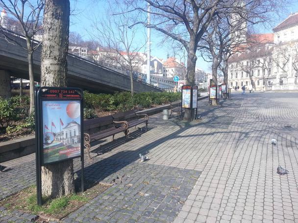 Síce v súlade s povolením, ale sú stromy nosiče reklamy?