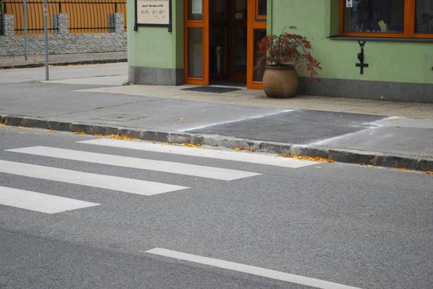 Namiesto debarierizácie priechodu zaplatil Magistrát za výmenu obrubníkov.