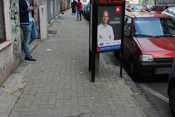 Zariadenie výrazne zužujúce chodník v obytnej zóne na Heydukovej.