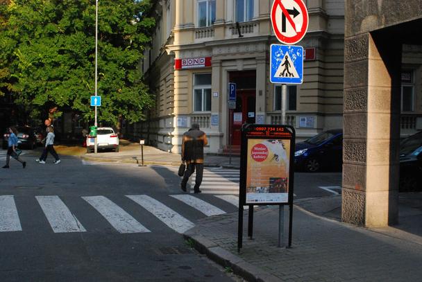 Zariadenie umiestnené v križovatke, brániace v rozhľade na chodcov, umiestnené na dopravnej značke,...