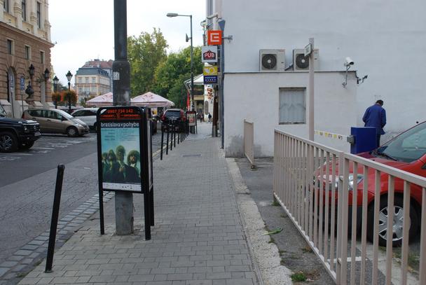 Zariadenie umiestnené pred vjazdom na parkovisko.