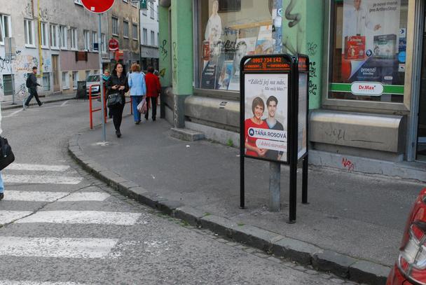 Zariadenie umiestnené v križovatke.