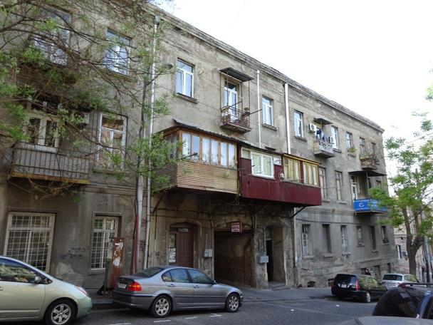Vyzerá to ako svojpomocné prístavby, tzv. lastovičie hniezda. Centrum Tbilisi