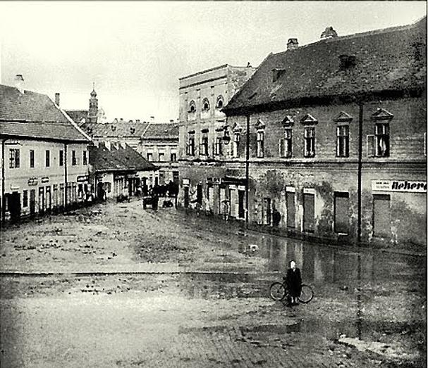 Otvorený priestor po zbúraní nízkeho domu, okolo r. 1950