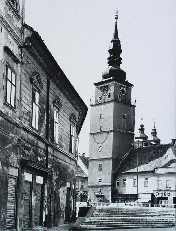 Zadná časť domu na námestí