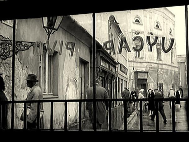 Záber z krčmy Čukotka vo filme Námestie sv. Alžbety