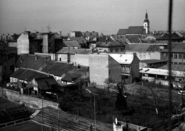 Ihrisko a záhrada medzi Paulínskou a Hlavnou ulicou