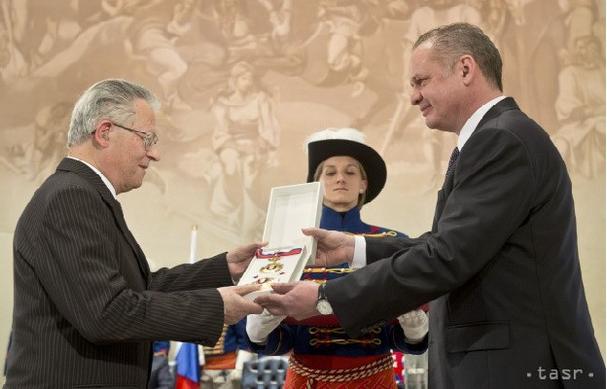 Profesor Kafka pri preberaní štátneho vyznamenia Radu Ľudovíta Štúra II. triedy z rúk prezidenta SR Andreja Kisku v januári tohto roku (foto: TASR)