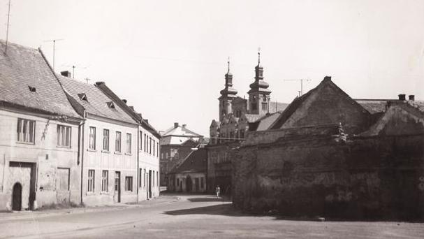 Pohľad na ulicu so zbúraným domom vpravo