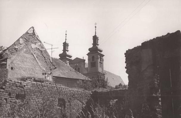 Netradičný pohľad na veže kostola, okolo r. 1970-75
