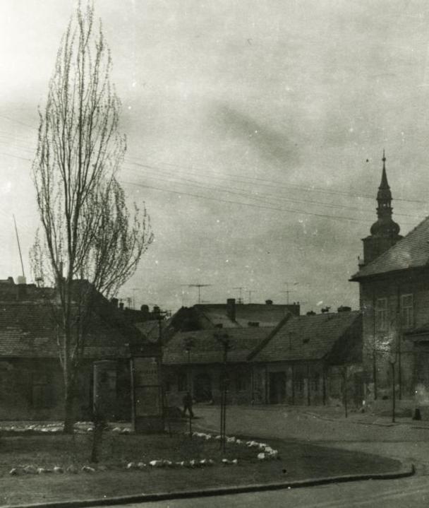 Telefónna búdka na námestí, okolo r. 1975
