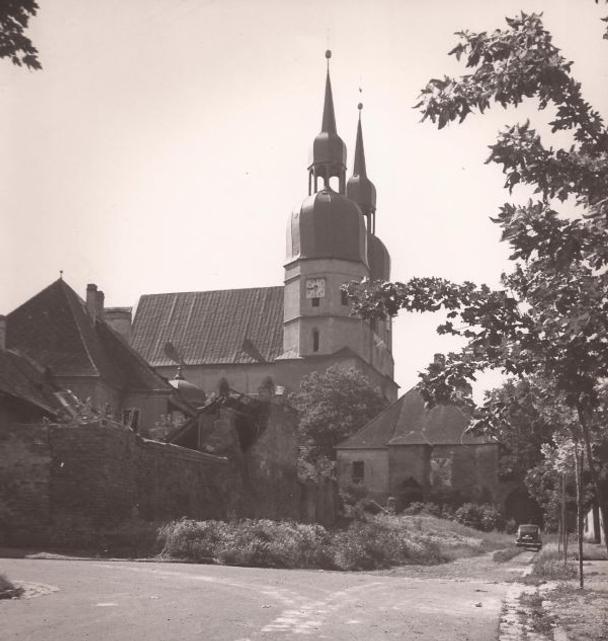 Pohľad na bývalý Oláhov seminár a zastrčenú časť ulice k fare