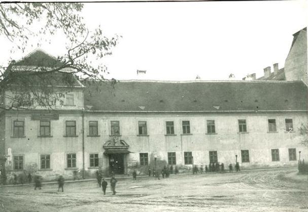 Adalbertínum,na začiatku 20. stor. ešte jednoposchodová škola