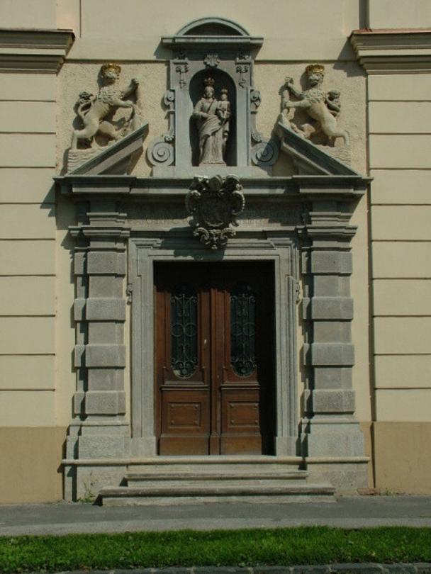Vstup do Mariánskeho seminára so sochou Madony, ktorej originál je vystavený v múzeu v expozícii Sakrálne pamiatky