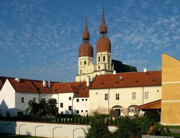 Pohľad od zadného schodiska synagógy