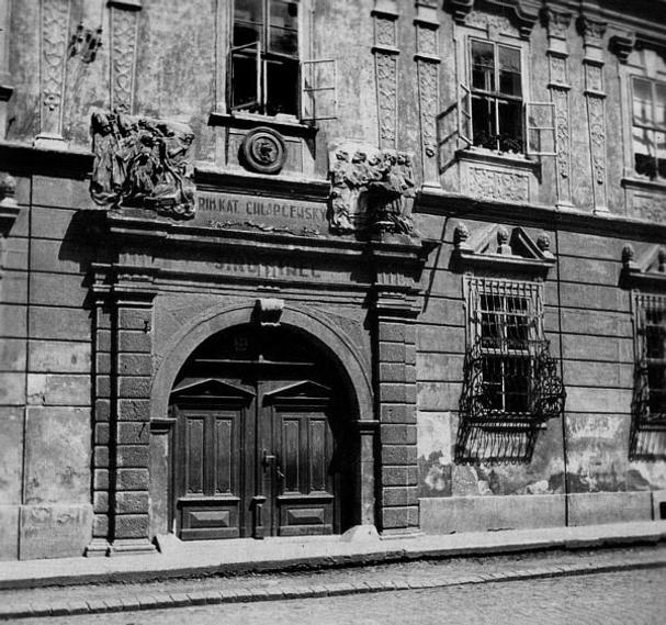 Portál sirotinca, 1948