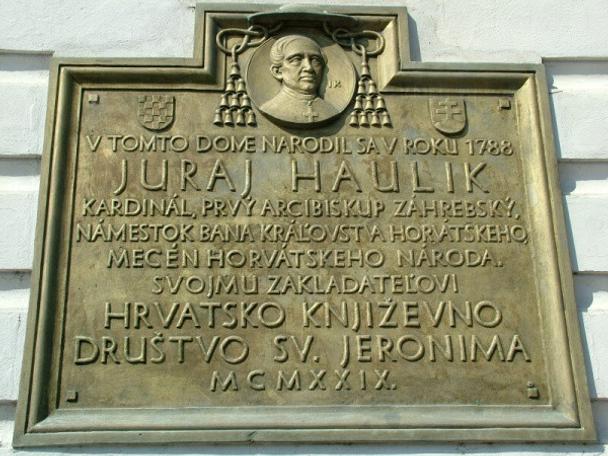 Tabuľa človeku podľa ktorého získala ulička meno