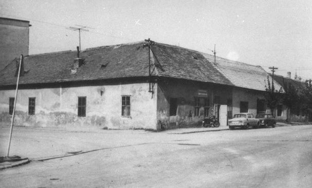 Dom na rohu ulice Dolné Bašty - Halenárska, dnes tam stojí obytná budova