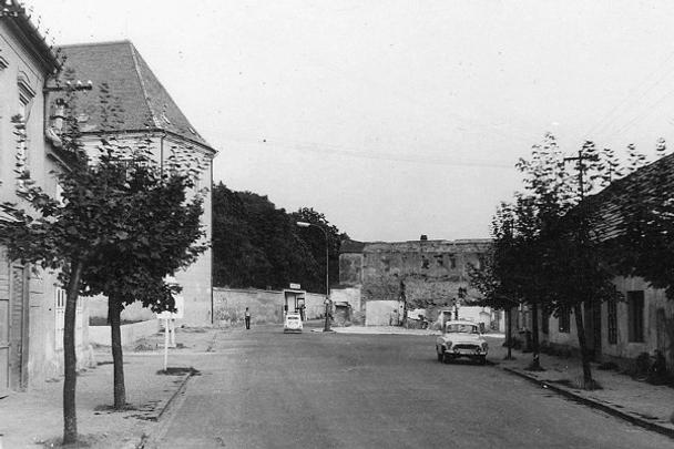 Prechod Halenárskej ulice ku hradbám